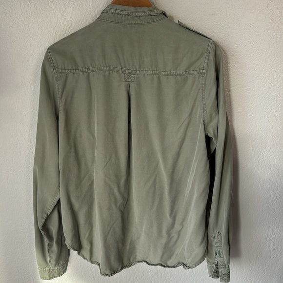 Universal Thread‎ Button Up - Picture 4 of 5